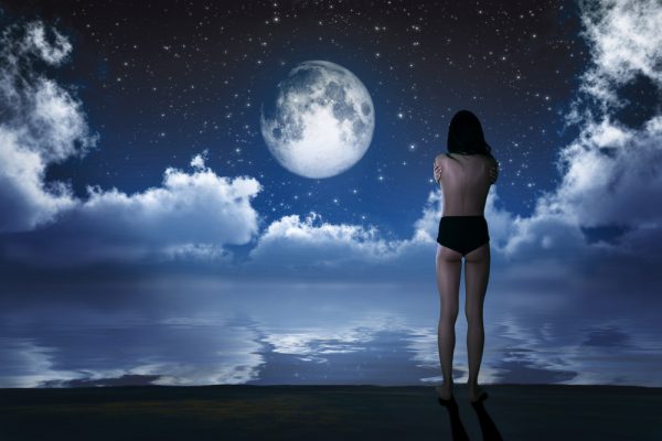 Девушка смотрит на луну