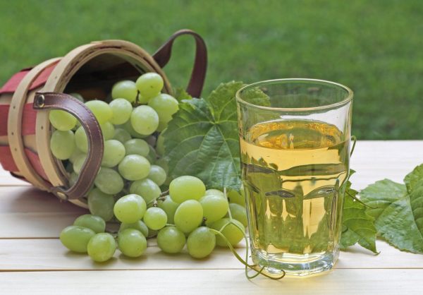 Белый виноград и стакан с соком