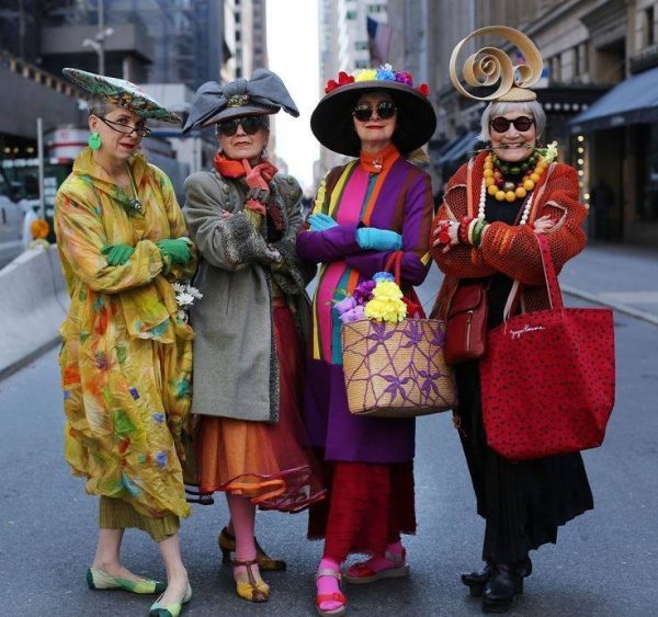4 весёлые пожилые женщины в креативных нарядах