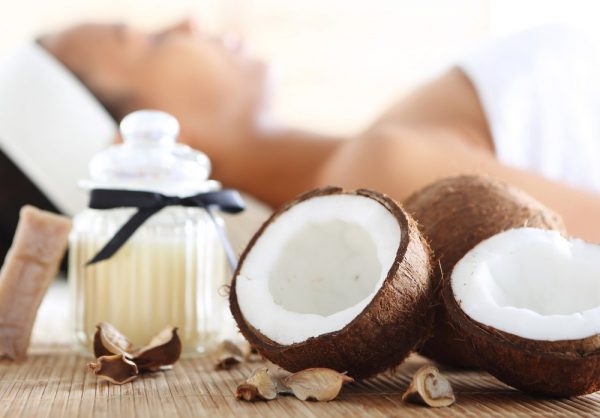 Косметическая процедура с кокосовым маслом