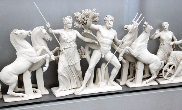 Макет фронтона Парфенона с изображением спора между Посейдоном и Афиной