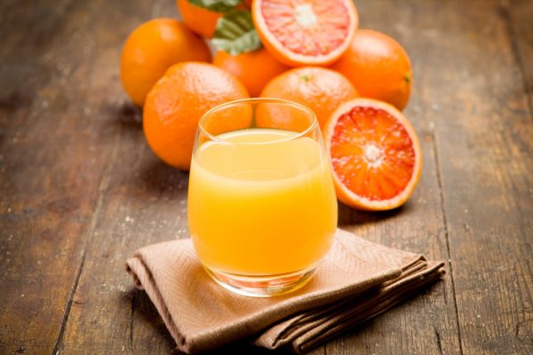 Апельсиновый сок в прозрачном бокале