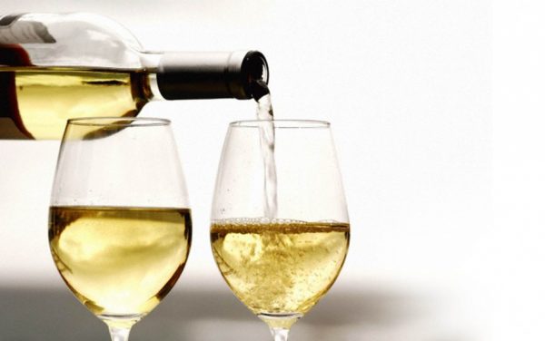 Белое вино в прозрачных бокалах