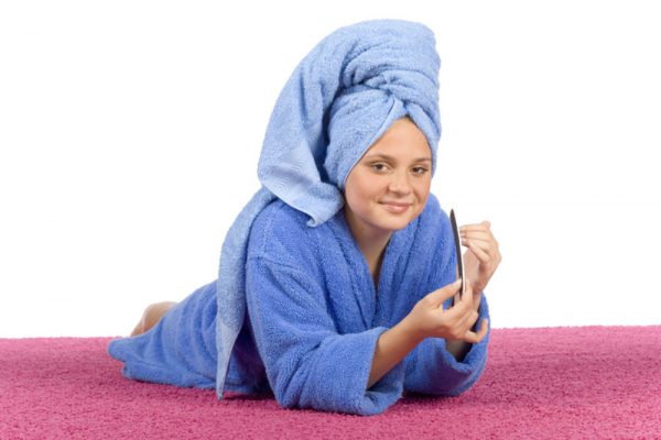 Девушка с полотенцем на голове