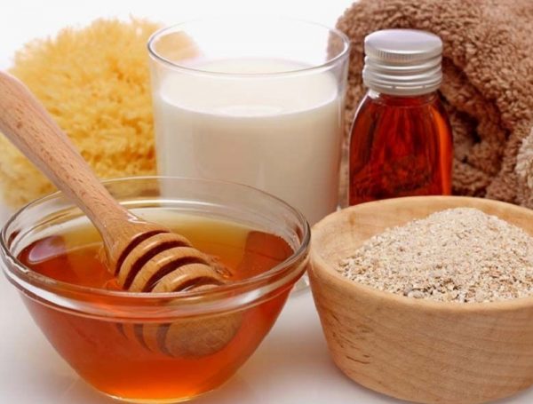 Ингредиенты для домашних масок (мёд и молоко)