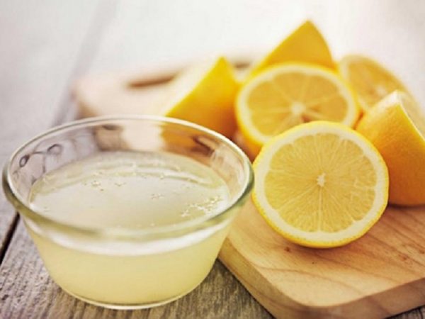 Лимонный сок в прозрачной пиале