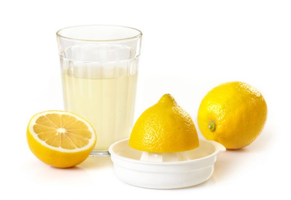 Лимонный сок в прозрачном стакане