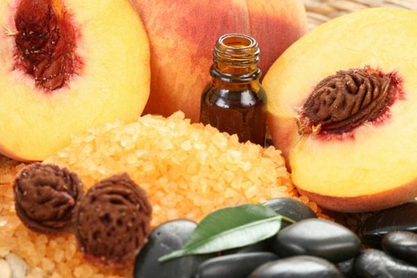 Персиковое масло и плоды в разрезе