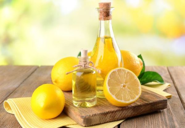 Эфир лимона в прозрачных ёмкостях и плоды