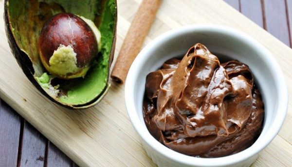 Шоколадное мороженное из авокадо с кокосовым маслом в белой пиале