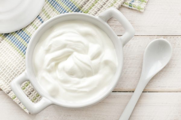 Нежирный йогурт в белой тарелочке
