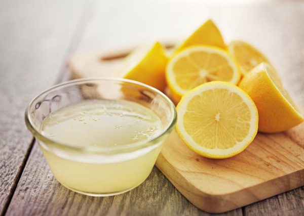 Сок лимона в прозрачной пиале