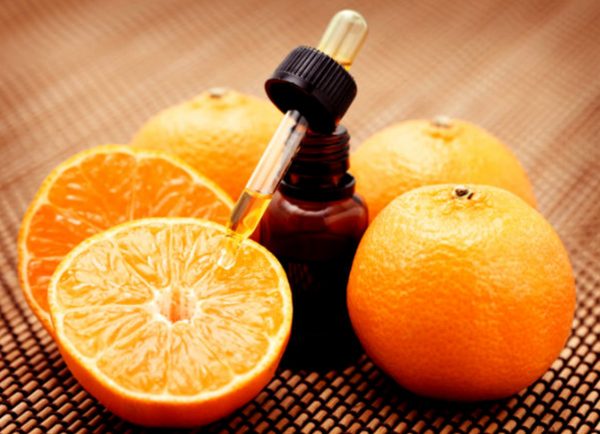Несколько апельсинов и апельсиновое масло