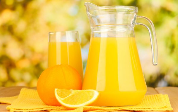Апельсиновый сок в прозрачном графине и в бокале