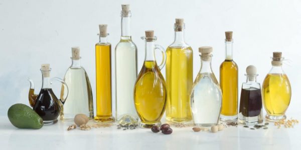 Базовые масла в прозрачных графинах и бутылочках