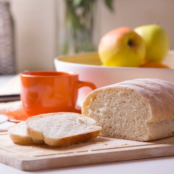 Белый хлеб на разделочной доске