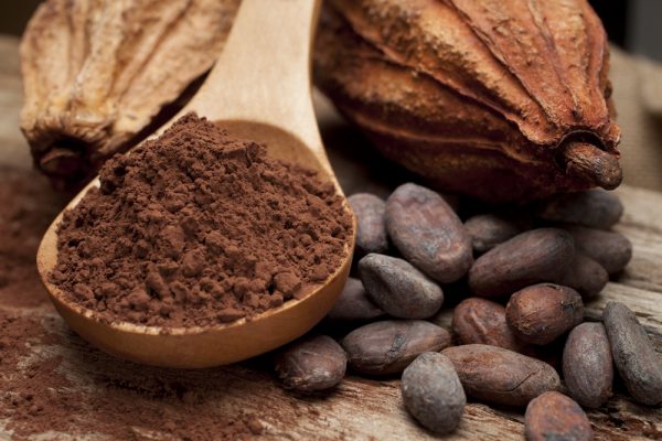 Какао-порошок на деревянной ложке