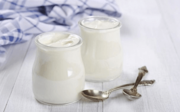 Натуральный йогурт в прозрачных ёмкостях