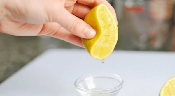 Половина лимона в руке