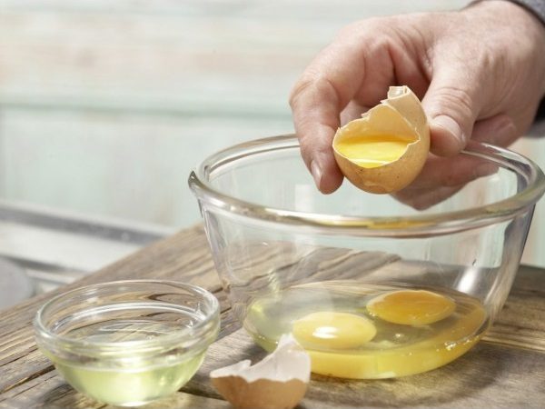 Сырые яйца в прозрачной пиале