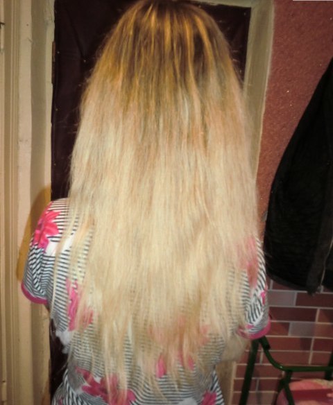 Волосы девушки после использования персиковой выжимки для восстановления окрашенных волос