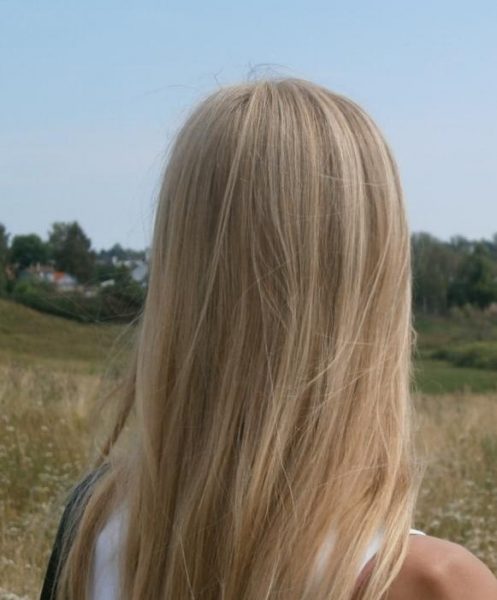 Волосы девушки, применяющей масло персиковой косточки перед мытьём головы