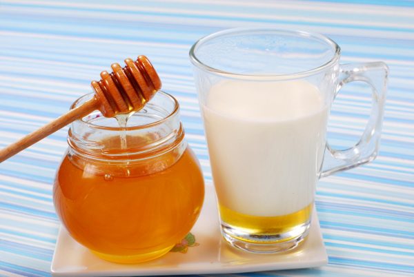 Молоко и мёд в прозрачных ёмкостях