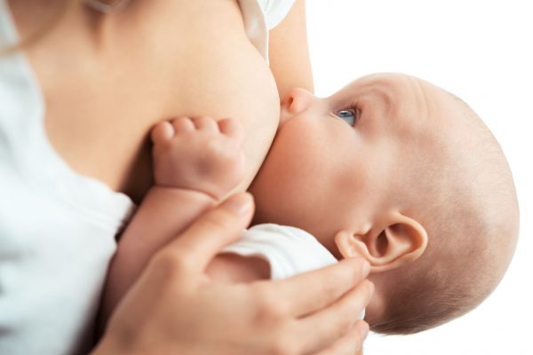 Мать кормит ребёнка грудью