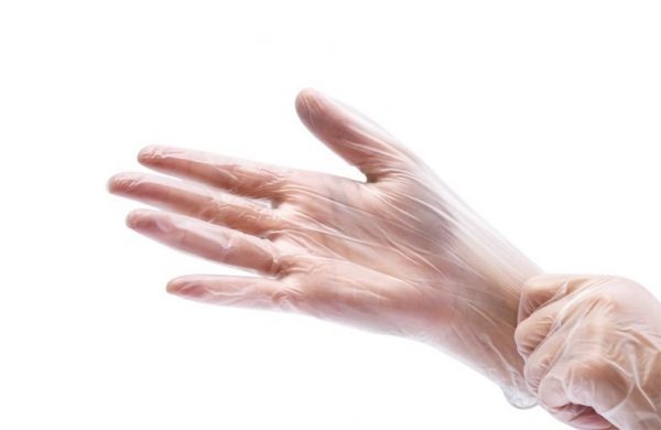 Руки в одноразовых перчатках