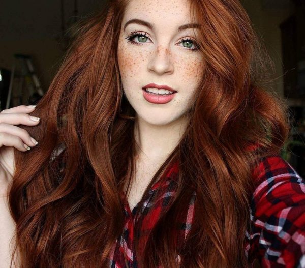Девушка с рыже-каштановыми волосами