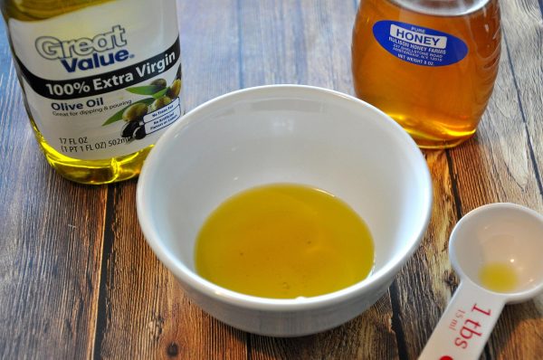 Мёд, желток, оливковое масло