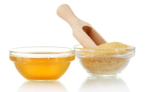Мёд и желатин в прозрачных тарелочках