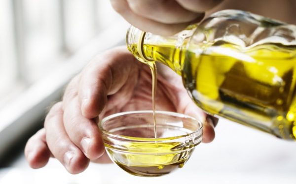 Оливковое масло в прозрачной соуснице