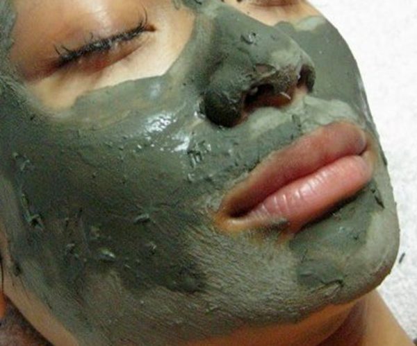 Глиняная маска на лице