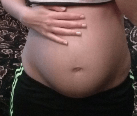 Живот девушки при использовании Клирвина во время беременности