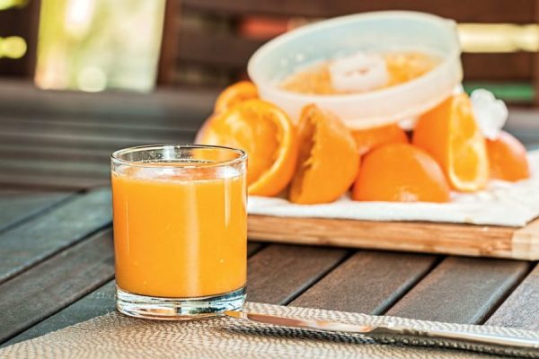 Свежевыжатый апельсиновый сок в прозрачном стакане