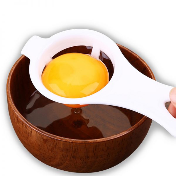 Сырой желток яйца в специальном приспособлении