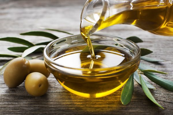 Оливковое масло в стеклянной миске