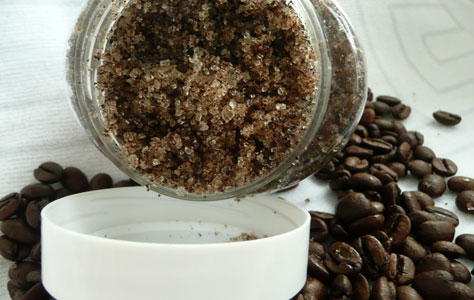 Приготовление пилинга из кофе и соли