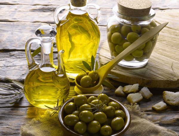 Оливковое масло в графинах и оливки