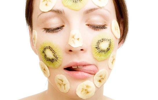 Девушка с кружками фруктов на лице