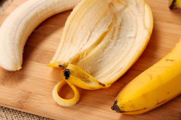 Очищенный банан и его шкурка