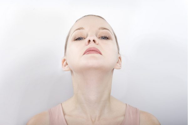 Упражнение из комплекса йоги для лица на расслабление шеи и нижней челюсти