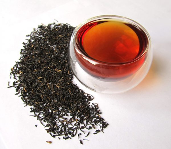 Чёрный чай в листьях и в готовом виде