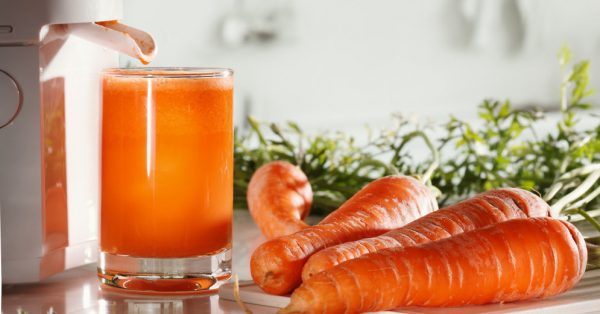 Морковный сок в прозрачном стакане