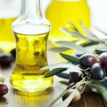 Оливковое масло в прозрачных бутылках