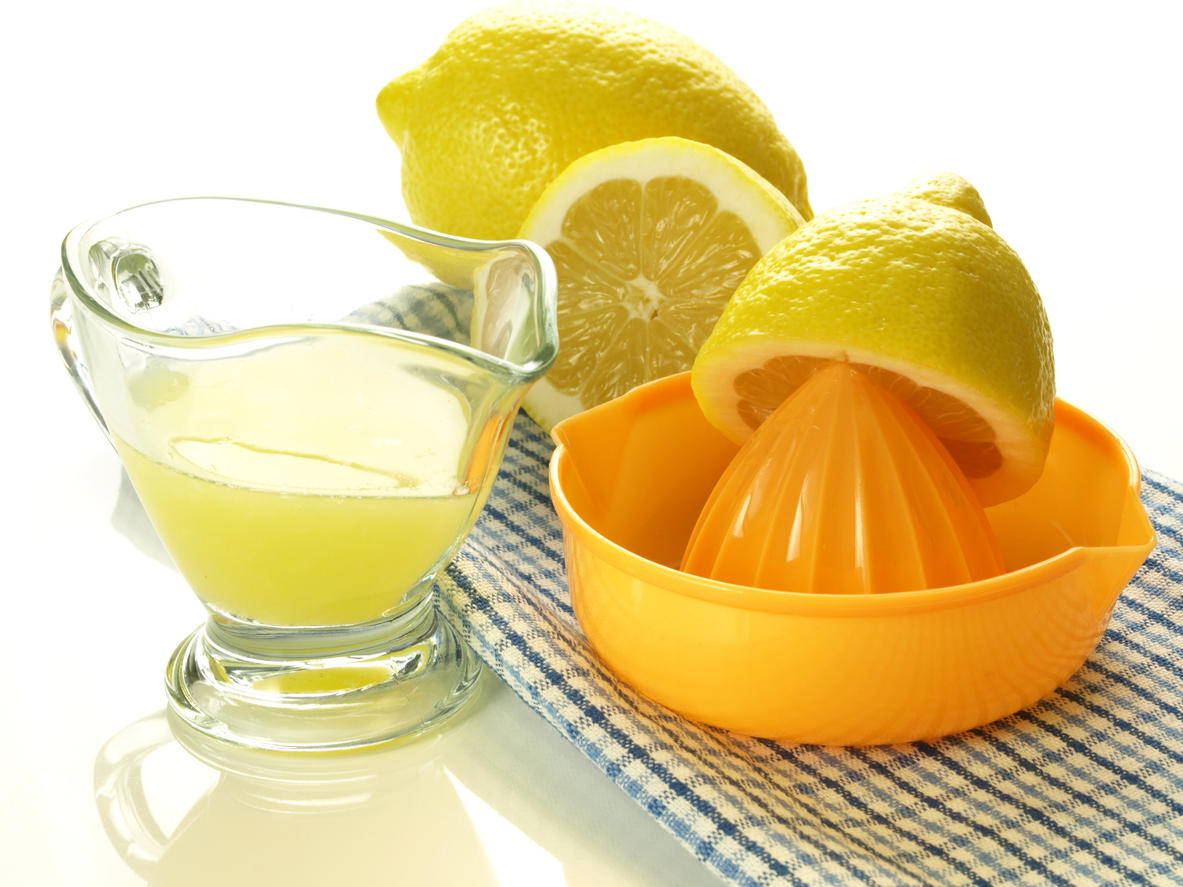Сок лимона 1 2. Лимонный сок. Лимон. Свежевыжатый сок лимона. Лимон и лимонный сок.