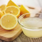Лимонный сок в прозрачной пиале и лимоны