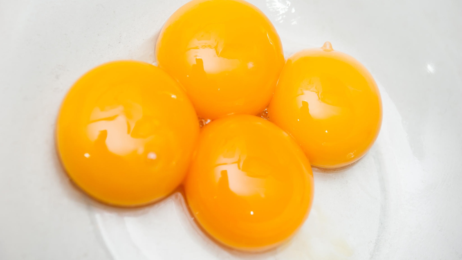 The strongest egg yolk. Яичный желток. Куриный желток. Желток куриного яйца. Яичный желток картинка.